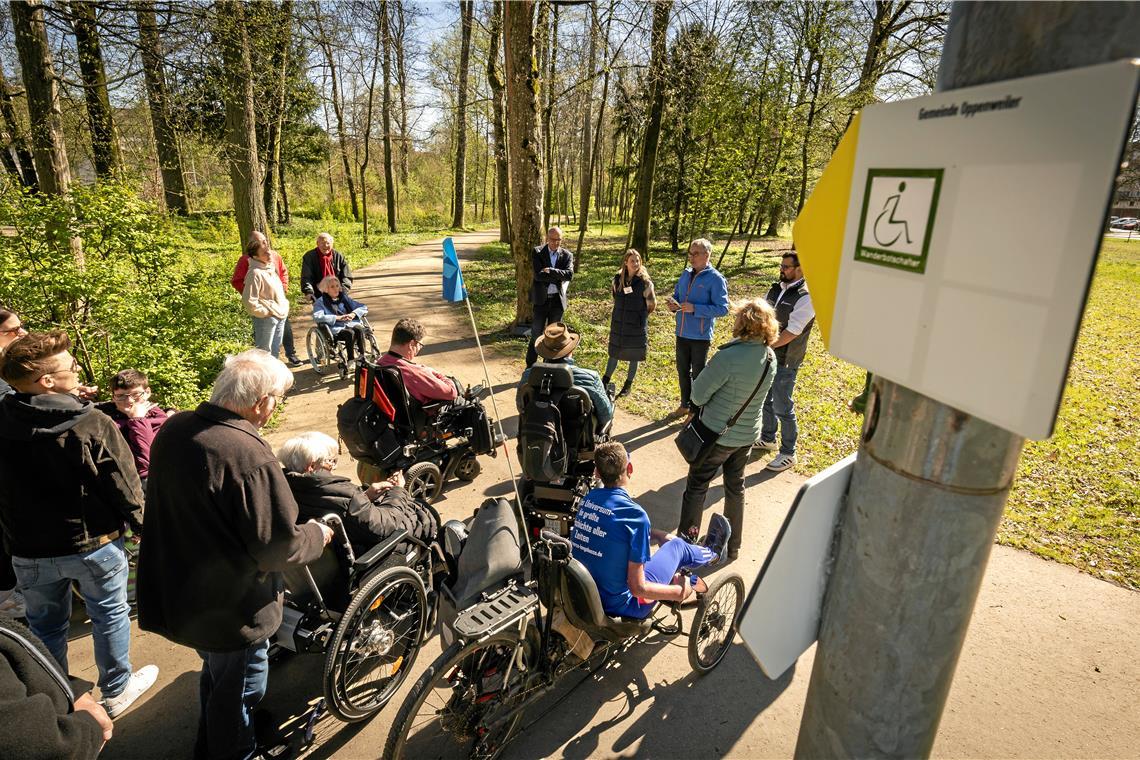Inklusiver Spazierweg in Oppenweiler eingeweiht Die inklusiven Wanderbotschafter weihen den Spazierweg gemeinsam mit Vertretern der Verwaltung und der Projektleiterin des Naturparks ein.Foto: Alexander Becher