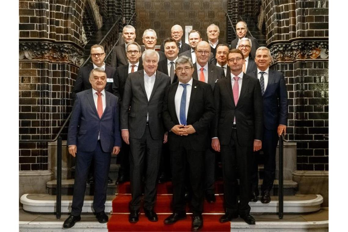 Innenminister geschlossen gegen Rechts und Gewalt im Stadion Die Innenminister der Bundesländer versammeln sich zum Gruppenbild im Lübecker Rathaus. Foto: Markus Scholz/dpa