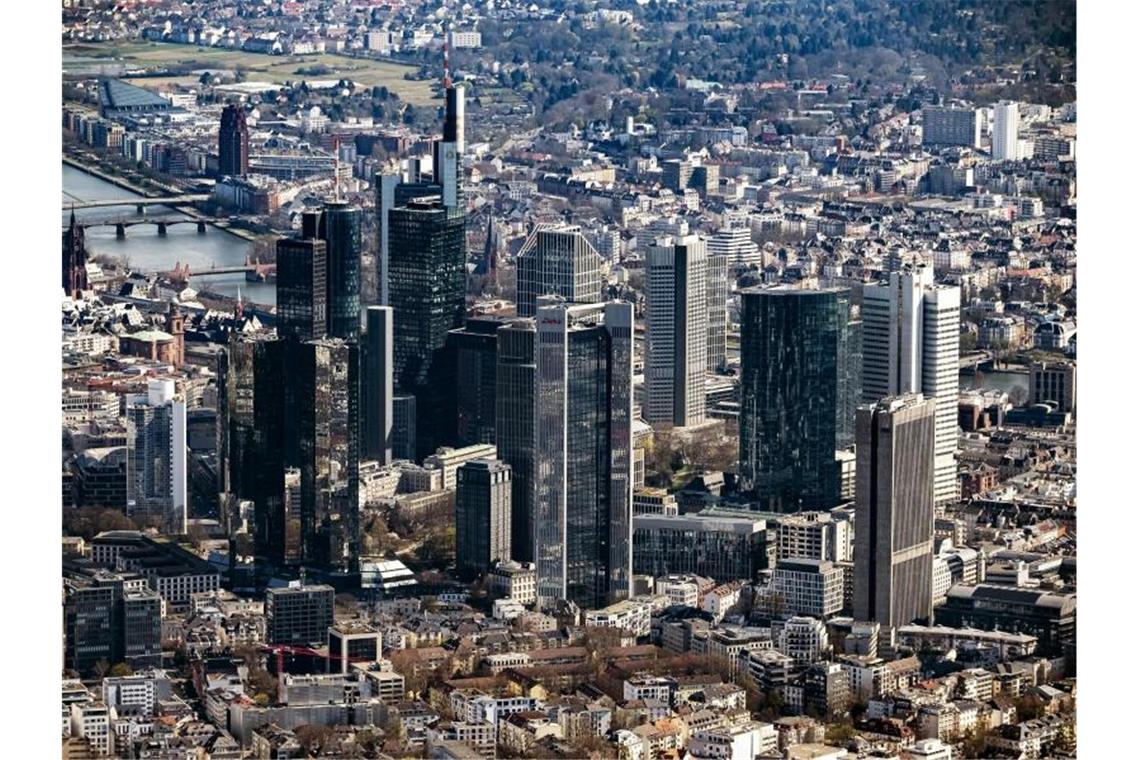 Die Innenstadt von Frankfurt am Main mit dem Bankenviertel - die getrennten Tarifverhandlungen für die öffentlichen und privaten Banken in Deutschland gehen in die nächste Runde. Foto: Uli Deck/dpa