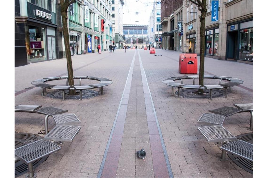 Drastische Maßnahmen im Kampf gegen Coronavirus Die Innenstadt von Hamburg: Die Corona-Krise hat das öffentliche Leben weitgehend zum Erliegen gebracht. Foto: Daniel Bockwoldt/dpa