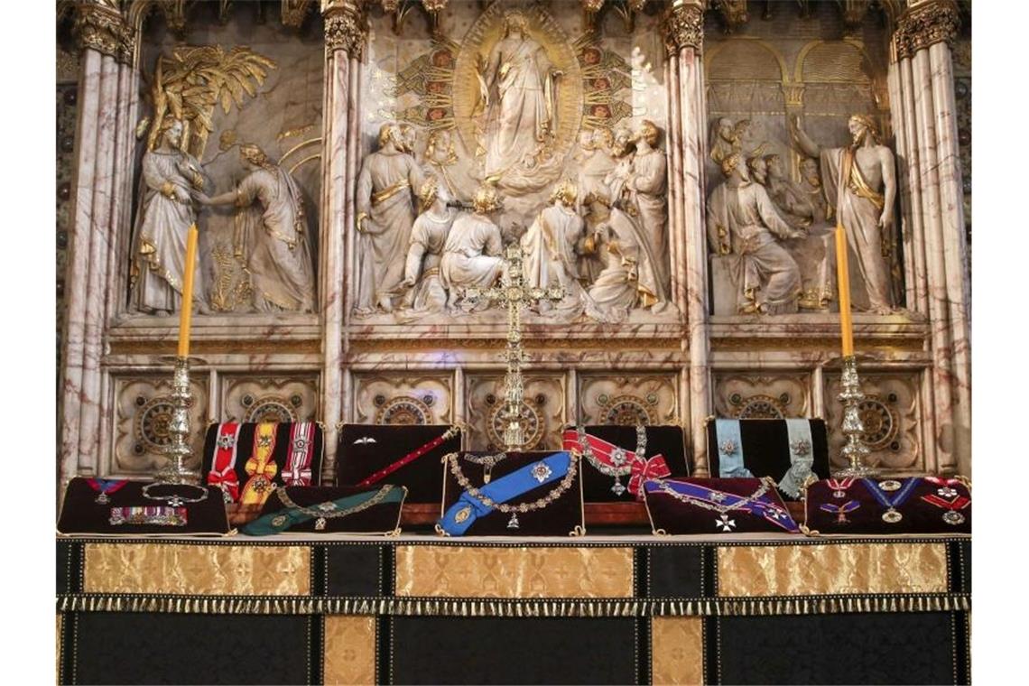 Die Insignien des britischen Prinzen Philip, Herzog von Edinburgh, auf dem Altar in der St.-Georgs-Kapelle von Schloss Windsor. Foto: Steve Parsons/PA Wire/dpa