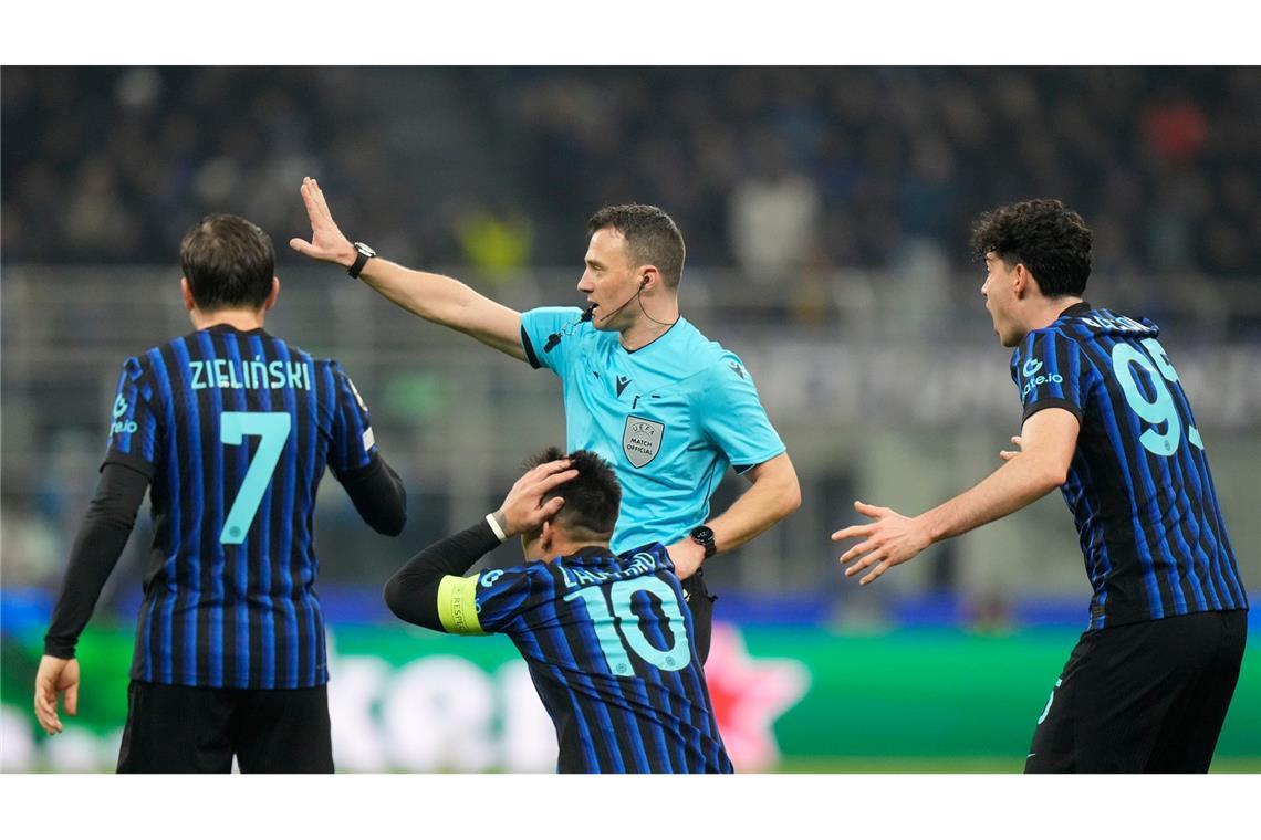 Die Inter-Spieler können Felix Zwayers Entscheidung nicht fassen.