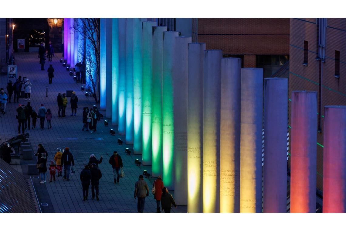 Die interaktive Lichtinstallation "Annäherung" vom VEB Lichtbildklub und dem Menschenrechtsbüro erstrahlt in Nürnberg. Anlass ist der 75. Jahrestag der Allgemeinen Erklärung der Menschenrechte.