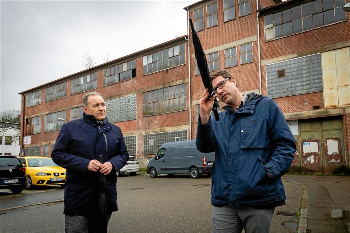 Die Internationale Bauausstellung im Visier: Baudezernent Stefan Setzer (links) und der Leiter des Stadtplanungsamtes Tobias Großmann vor der ehemaligen Lederfabrik Hodum. Das markante Backsteingebäude soll bis 2027 saniert werden.Fotos Alexander Becher