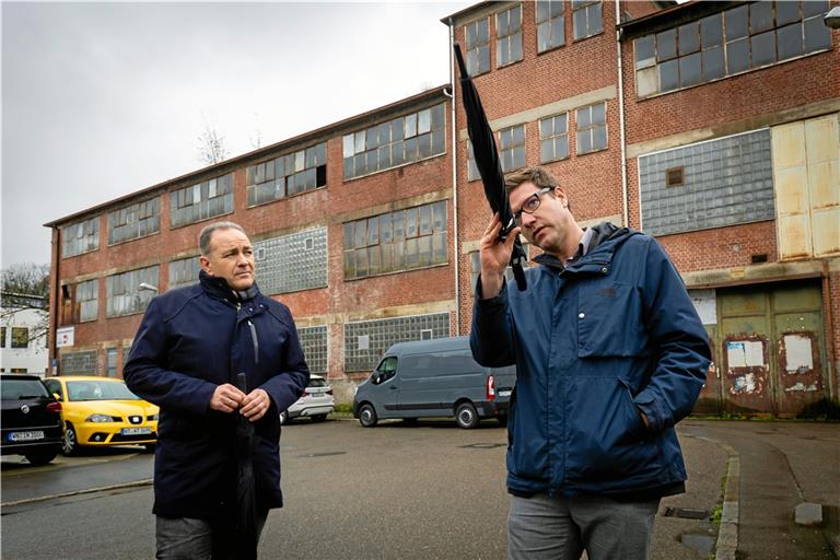 Die Internationale Bauausstellung im Visier: Baudezernent Stefan Setzer (links) und der Leiter des Stadtplanungsamtes Tobias Großmann vor der ehemaligen Lederfabrik Hodum. Das markante Backsteingebäude soll bis 2027 saniert werden.Fotos Alexander Becher
