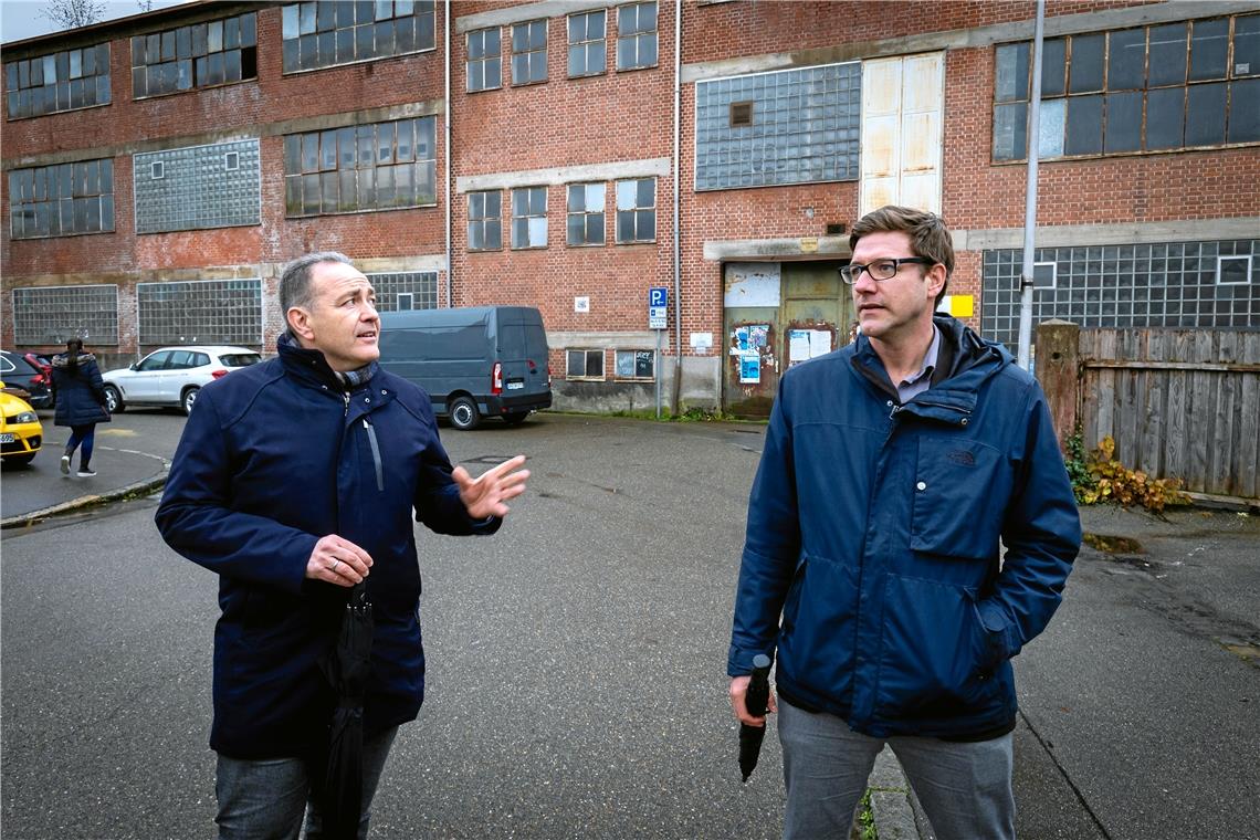 Die Internationale Bauausstellung im Visier: Erster Bürgermeister Stefan Setzer (links) und der Leiter des Stadtplanungsamts Tobias Großmann vor der ehemaligen Lederfabrik Hodum. Das markante Backsteingebäude soll bis 2027 saniert werden. Archivfoto: Alexander Becher