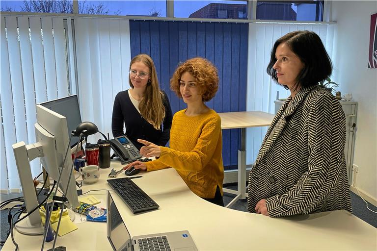 Die Iranerin Nasim Shabazi (Mitte) hat es geschafft: Sie macht eine Ausbildung zur Fachinformatikerin für Anwendungsentwicklung. Bei Problemen kann sie dabei auf die Unterstützung von Svitlana Samarova (links) und Inken Jagusch zählen. Foto: IHK Rems-Murr