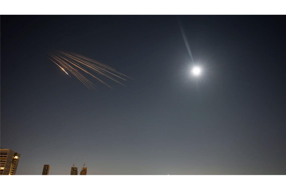 Die iranischen Angriffe auf Israel dauern an.