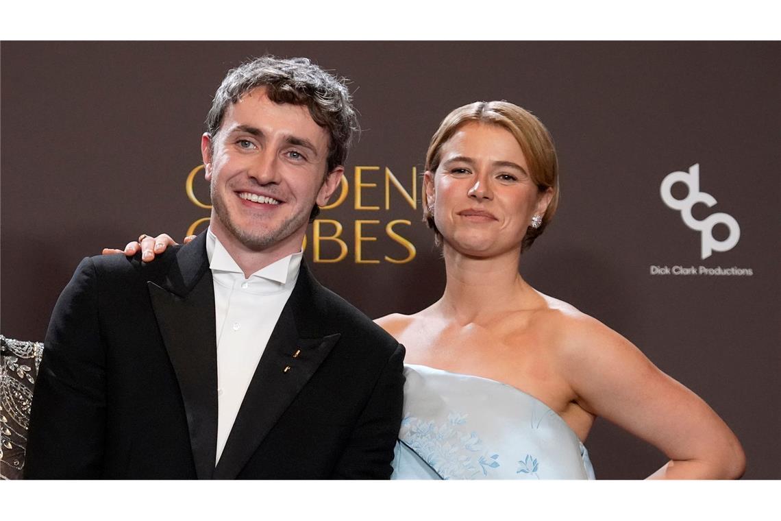 Die Irin Jessie Buckley freut sich über ihren ersten Golden Globe.