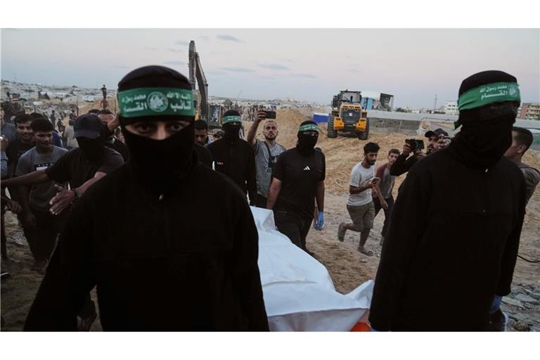 Israel startet neue Angriffe nach Hamas-Attacke auf Soldaten Die islamistische Terrororganisation hatte die toten Geiseln zuletzt nur schleppend übergeben.