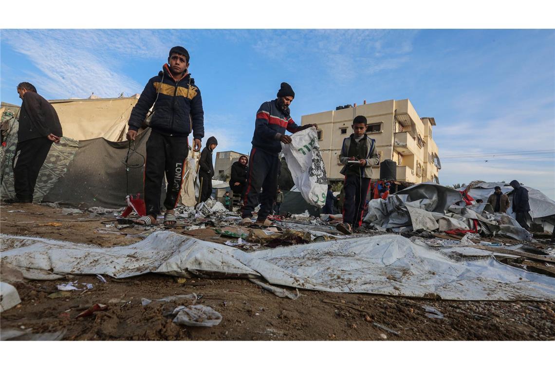 Palästinenser: Viele Tote bei Angriffen im Gazastreifen Die israelische Armee sprengte nach eigenen Angaben einen großen Gebäudekomplex in unmittelbarer Nähe zum Grenzzaun.
