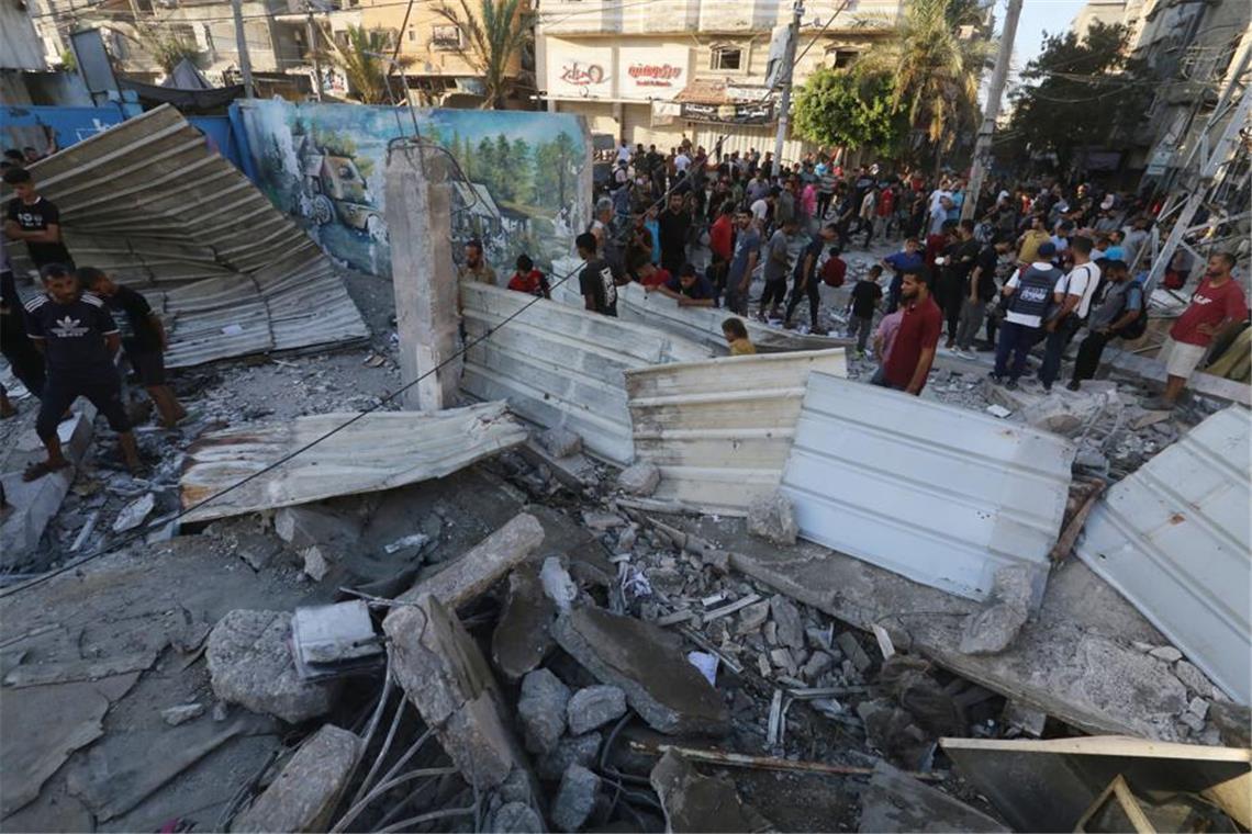 Netanjahu warnt Einwohner der Stadt Gaza: „verschwinden Sie" Die israelische Luftwaffe hat nach Militärangaben ein Gebäude im nördlichen Gazastreifen angegriffen, das vor dem Krieg als Schule gedient hatte.