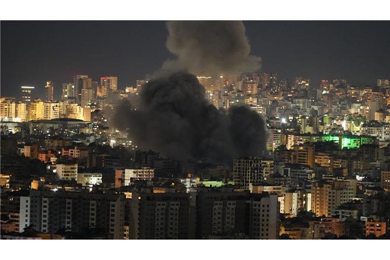 Die israelischen Streitkräfte greifen Ziele im Libanon an.