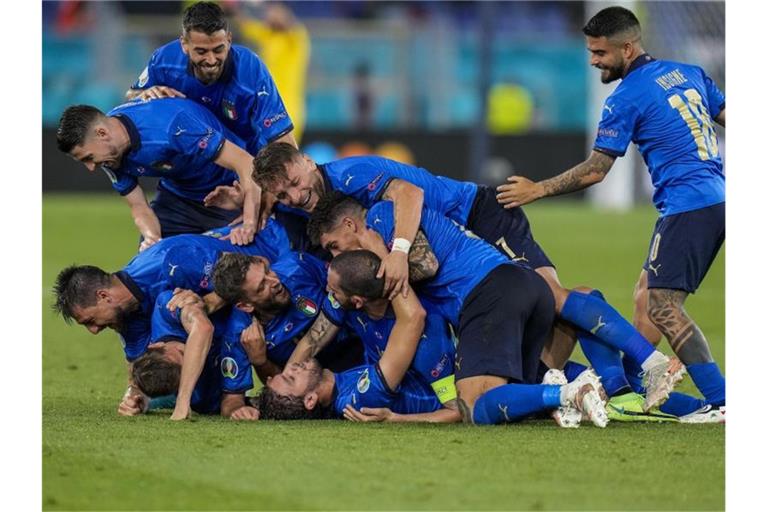 Die Italiener feiern das 2:0 gegen die Schweiz. Foto: Alessandra Tarantino/AP Pool/dpa