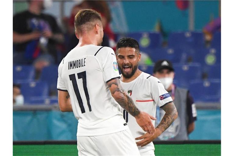Die Italiener um Lorenzo Insigne (r) und Ciro Immobile wollen ins EM-Halbfinale. Foto: Alberto Lingria/Pool Reuters/AP/dpa
