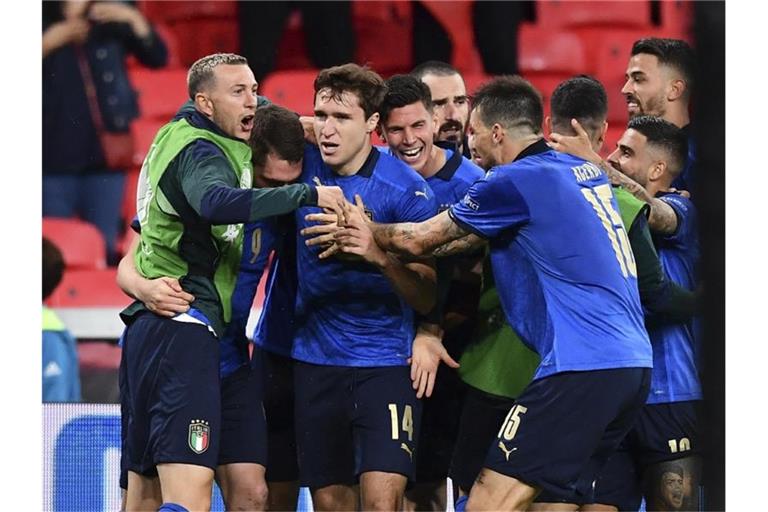 Die Italiener um Torschütze Federico Chiesa (M.) gewannen gegen Österreich nach Verlängerung. Foto: Ben Stansall/Pool AFP/AP/dpa