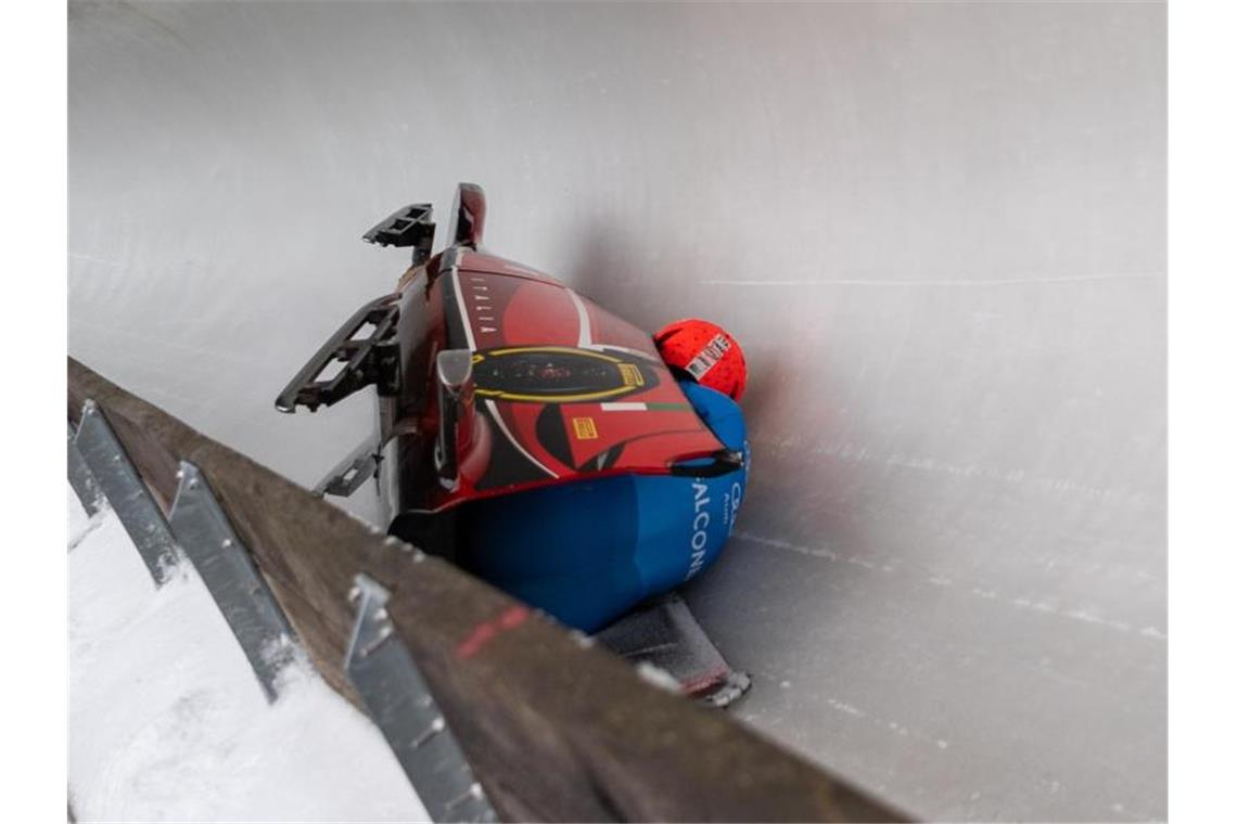 Deutsches Trio in Lauerstellung - Stürze beim WM-Auftakt Die Italienerinnen Tania Vicenzino und Lucrezia Tavella stürzen im Eiskanal. Foto: Robert Michael/dpa-Zentralbild/dpa