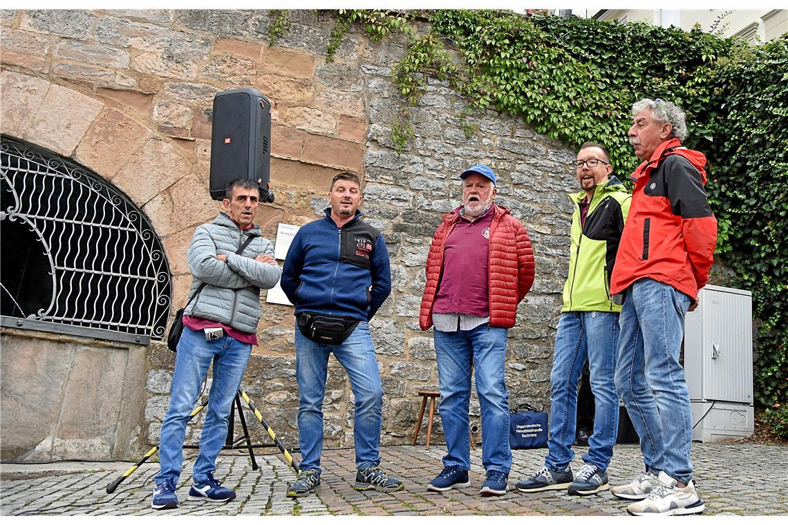 Die italienische Acapella-Gruppe "Mare Tera" aus Barge, der italienischen Partne...