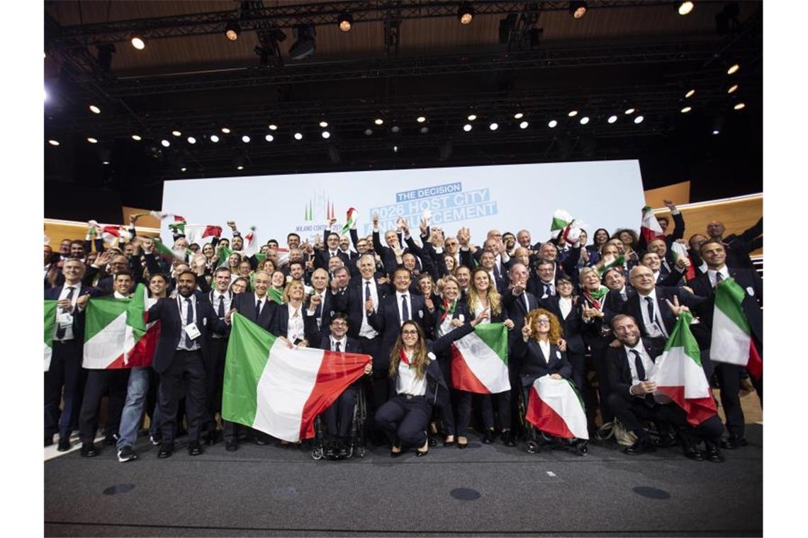 Traum vom Wintermärchen in Italien - Fiasko für die Schweden Die italienische Delegation feiert die Olympia-Vergabe nach Mailand. Foto: Xu Jinquan/POOL XHINUA