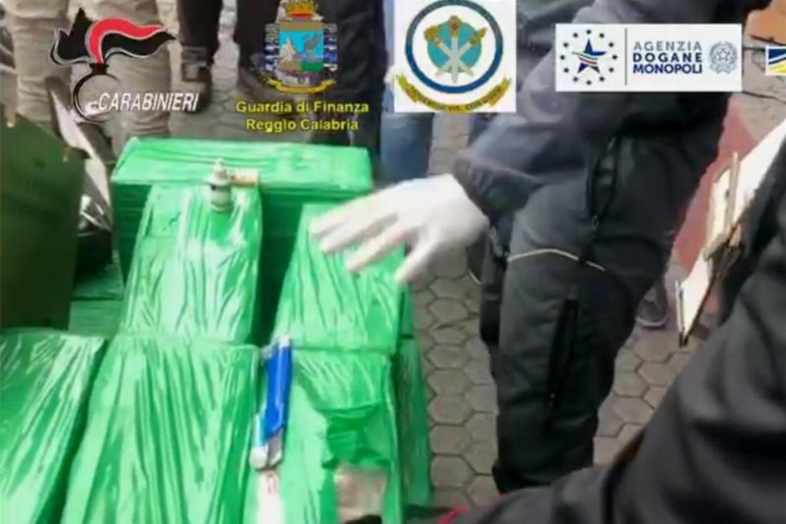 250 Millionen Euro wert: Rekord-Kokain-Fund in Italien Die italienische Finanzpolizei und Europol haben fast 1200 Kilo Kokain in Bananenkisten gefunden. Foto: -/Guardia di Finanza/dpa