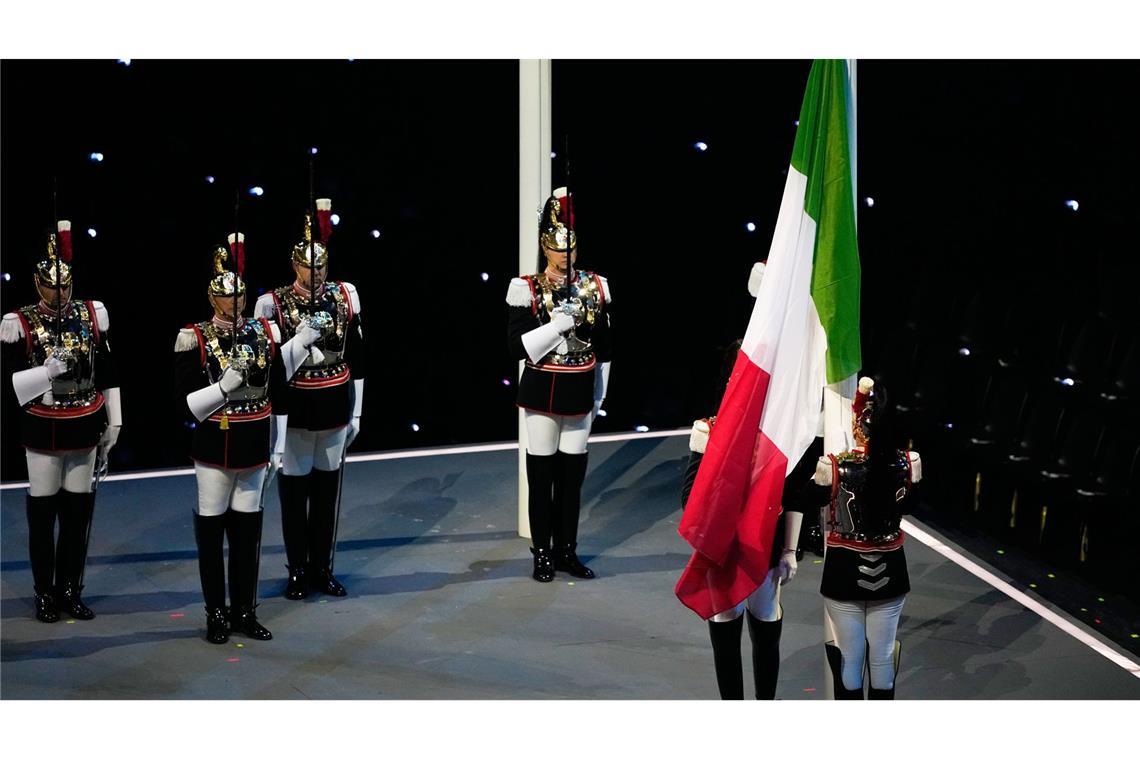 Die italienische Flagge wird gehisst.