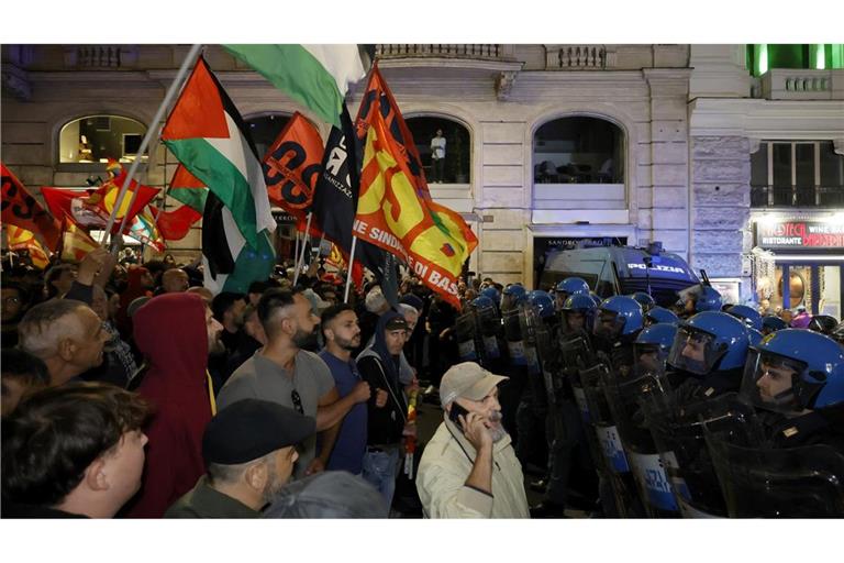 Die italienische Polizei stellt sich pro-palästinensischen Demonstranten entgegen, nachdem es bekannt wurde, das Israels Kriegsmarine hat die Global Sumud Flotilla gestoppt.