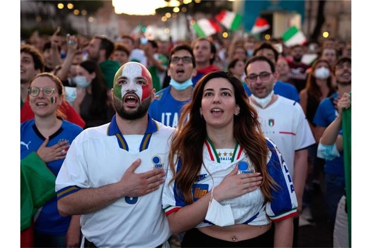 Die italienischen Fans hoffen auf einen weiteren Erfolg ihrer Fußball-Nationalmannschaft. Foto: Alessandra Tarantino/AP/dpa