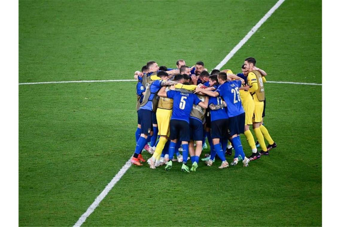 Italien nach Sieg gegen die Schweiz im EM-Achtelfinale Die italienischen Spieler feiern nach Abpfiff den 3:0-Sieg. Foto: Riccardo Antimiani/EPA Pool/AP/dpa