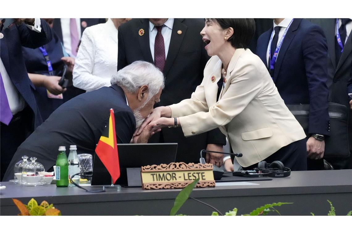 Die japanische Premierministerin Sanae Takaichi unterhält sich mit dem Premierminister von Osttimor, Xanana Gusmao, während eines Gipfeltreffens zwischen Japan und dem Verband Südostasiatischer Nationen in Kuala Lumpur.