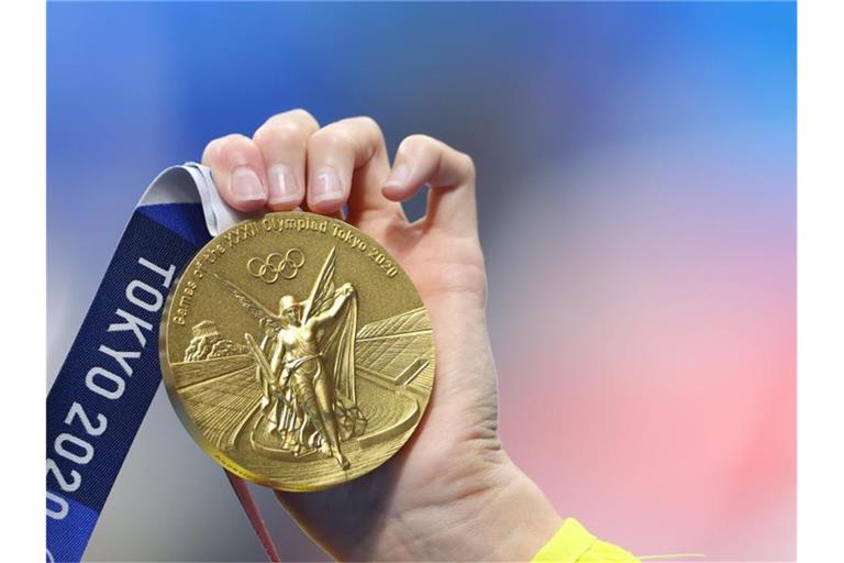 Die japanische Softball-Athletin Miu Goto bekommt nun eine neue Gold-Medaille - die alte war angebissen. Foto: Oliver Weiken/dpa
