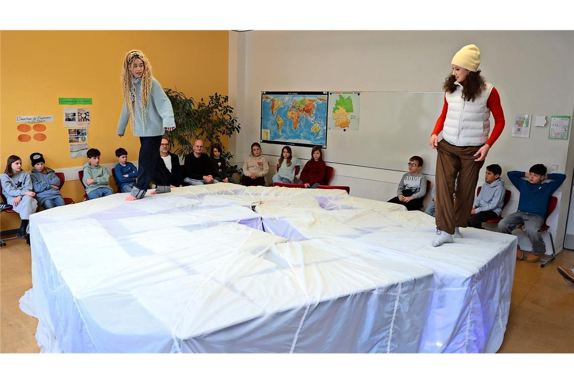 Die JES-Schauspielerinnen auf ihrer improvisierten Bühne