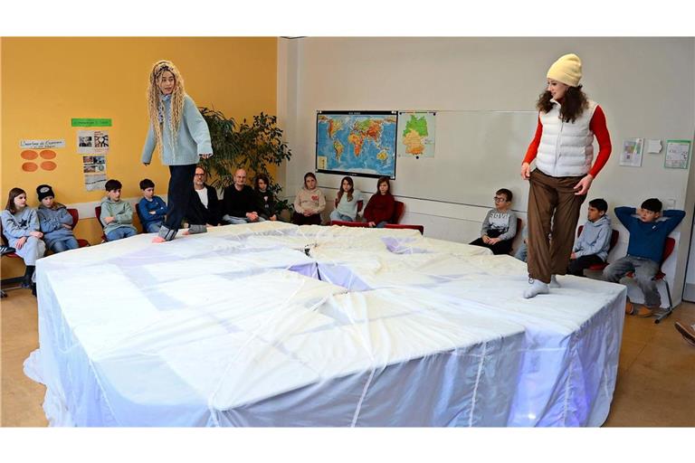 Die JES-Schauspielerinnen auf ihrer improvisierten Bühne