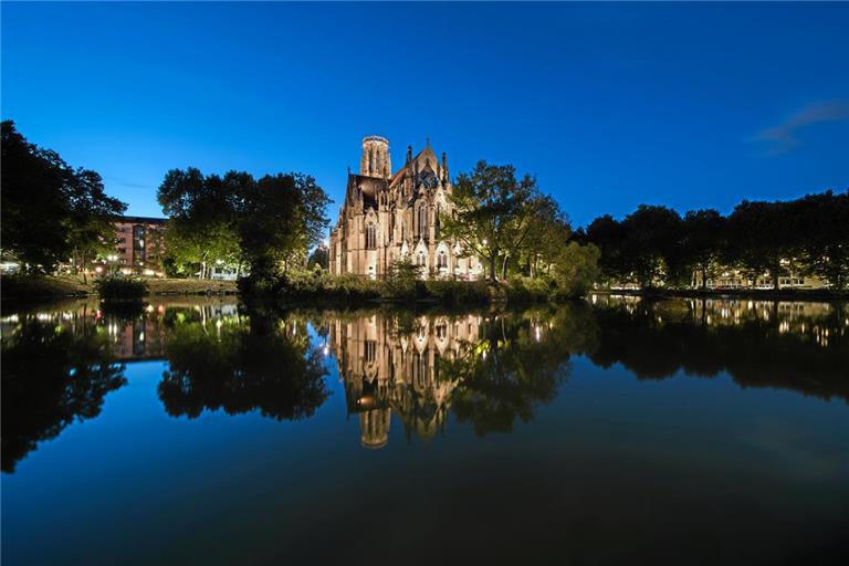 Die Johanneskirche spiegelt sich zur blauen Stunde im Stuttgarter Feuersee. Symbolfoto: Adobe Stock/Ipsimus