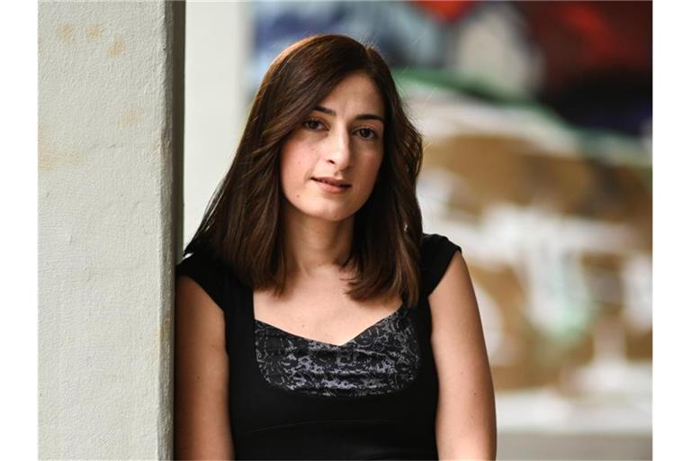 Die Journalistin Mesale Tolu steht an eine Wand gelehnt und schaut in die Kamera. Foto: Felix Kästle/Archiv