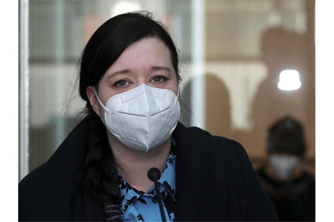 Verteidigung will Aussetzung oder Pause im Halle-Prozess Die Journalistin und Autorin Karolin Schwarz sitzt zu Beginn des 19. Prozesstages als Sachverständige im Landgericht. Foto: Ronny Hartmann/dpa-Zentralbild/dpa