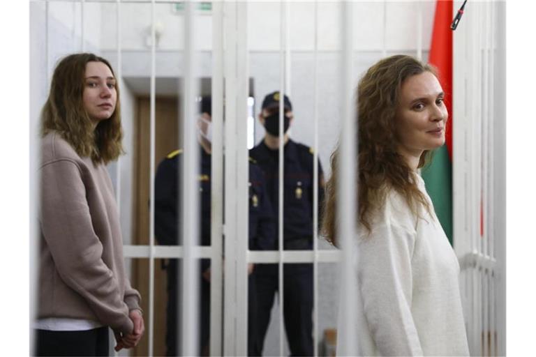 Die Journalistinnen Katerina Bachwalowa (r) und Daria Tschulzowa im Gerichtssaal in Minsk. Foto: Uncredited/AP/dpa
