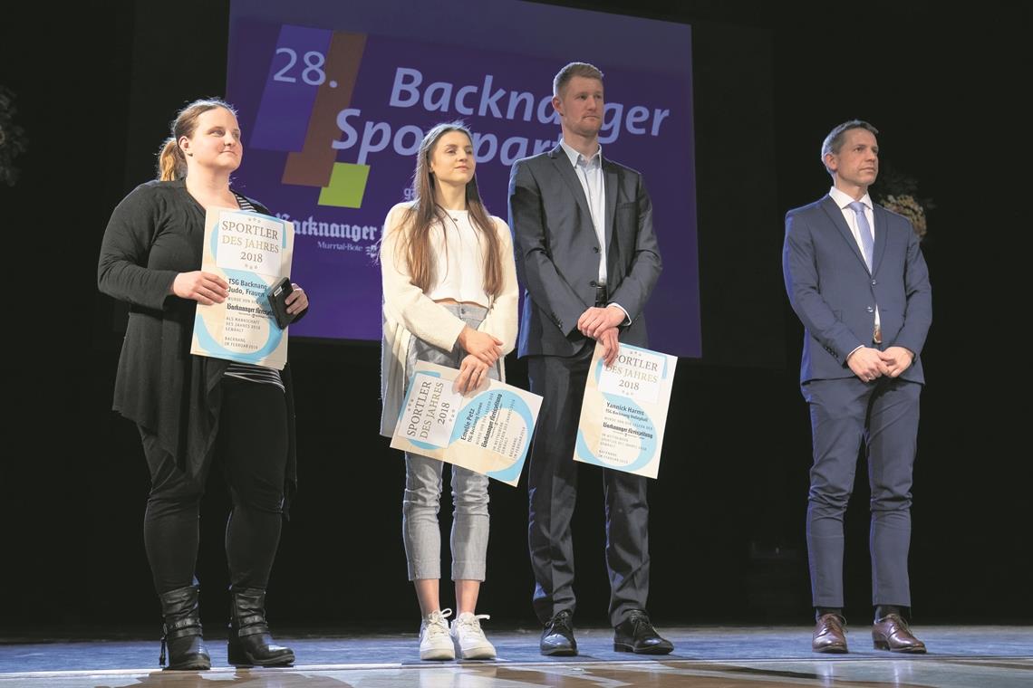 Emelie Petz und Yannick Harms setzen sich erneut durch Die Judosportlerin Tanja Hehr (links) von der Frauen-Mannschaft der TSG Backnang, die Turnerin Emelie Petz und der Beachvolleyballer Yannick Harms bekamen die Medaillen und Urkunden von BKZ-Redaktionsleiter Kornelius Fritz (rechts) überreicht.