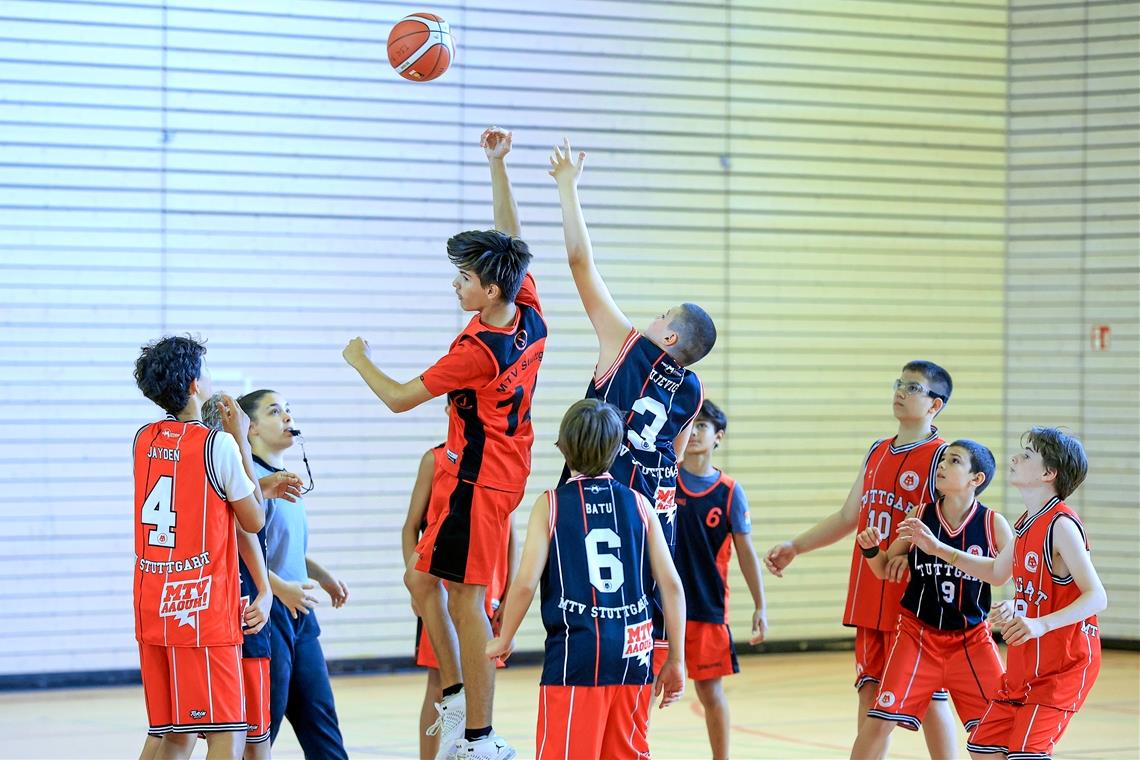 Die Jugendbasketballer waren in der Sporthalle Katharinenplaisir mit viel Einsatz dabei. Foto: Alexander Becher