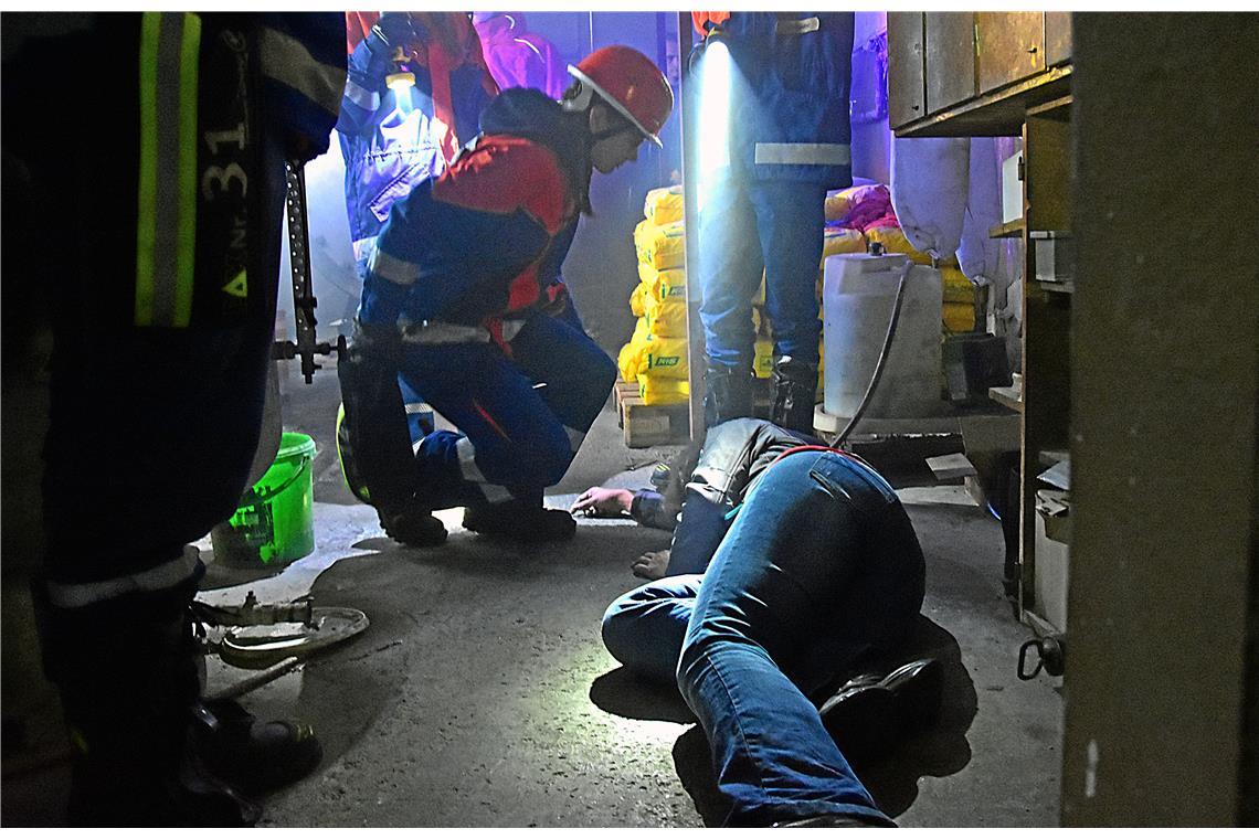 Die Jugendfeuerwehr kümmert sich um die bewusstlose Person. Feuerwehr-Jugend-Gro...