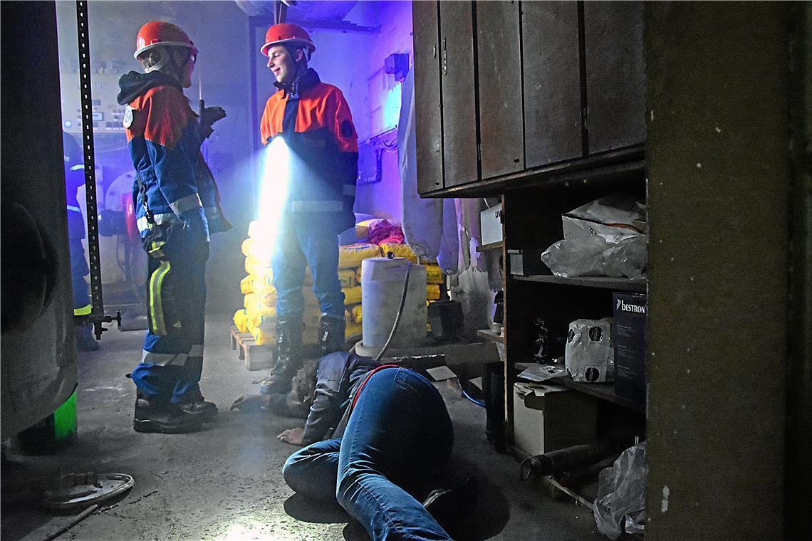 Die Jugendfeuerwehr kümmert sich um die bewusstlose Person. Feuerwehr-Jugend-Gro...