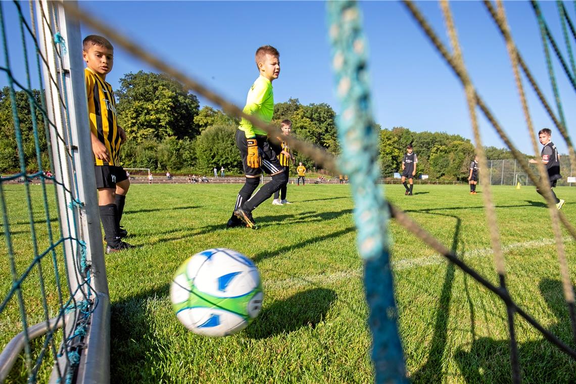 Wichtig ist nur, dass die Kugel wieder rollt Die Jugendkicker der Region sind zurück. Wenn der Ball jedoch hinter der eigenen Torlinie liegt, dann ist es mit der Begeisterung auch nach der Coronapause rasch vorbei. Foto: A. Becher