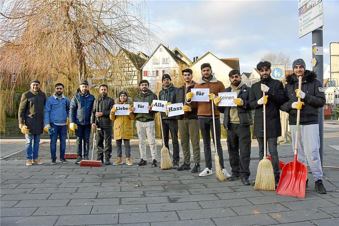 Fleißiger Neujahrsputz in Backnang zu früher Stunde Die Jugendlichen der Ahmadiyya Muslim Jamaat Deutschland säubern seit vielen Jahren immer am Neujahrstag die Straßen. In diesem Jahr war die Gruppe erstmals auch in Backnang zugange. Hier alleine sammelten sie 22 Müllsäcke voller Abfall. Fotos: Tobias Sellmaier