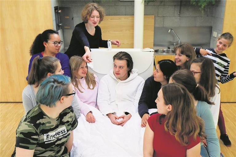 Die Jugendlichen gehen mit viel Freude und Engagement an die Theaterarbeit. Sie werden von Juliane Putzmann (hinten) angeleitet.Foto: A. Becher