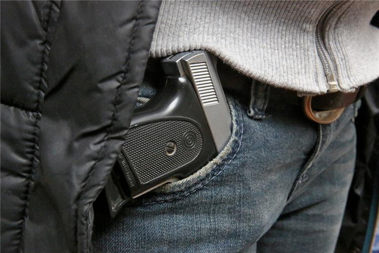 Die Jugendlichen haben eine Frau mit einer Waffe bedroht. Symbolfoto: Gabriel Habermann