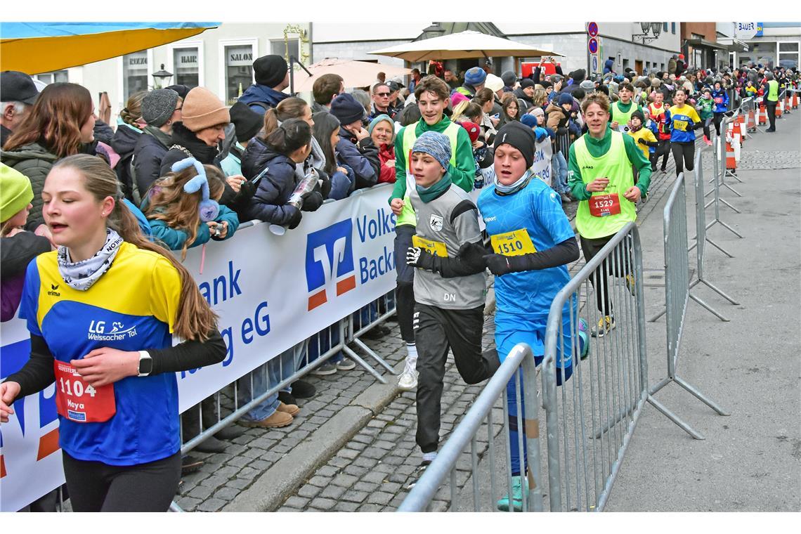 Die Jugendlichen kommen unter Anfeuerung ins Ziel. Silvesterlauf in Backnang 202...