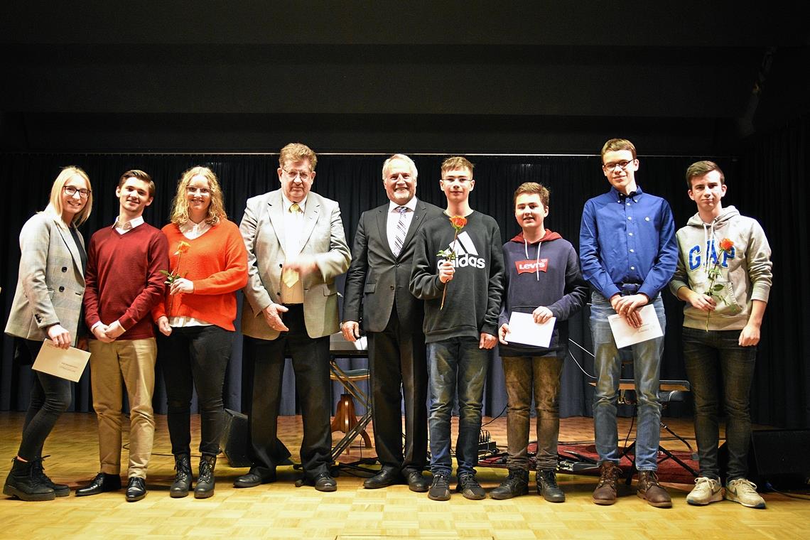 Die jugendlichen Preisträger um Dekan Braun (Mitte) und Friedhart Hübler (einer der Vorsitzenden der Bezirkssynode, Vierter von links). Fotos: T. Sellmaier