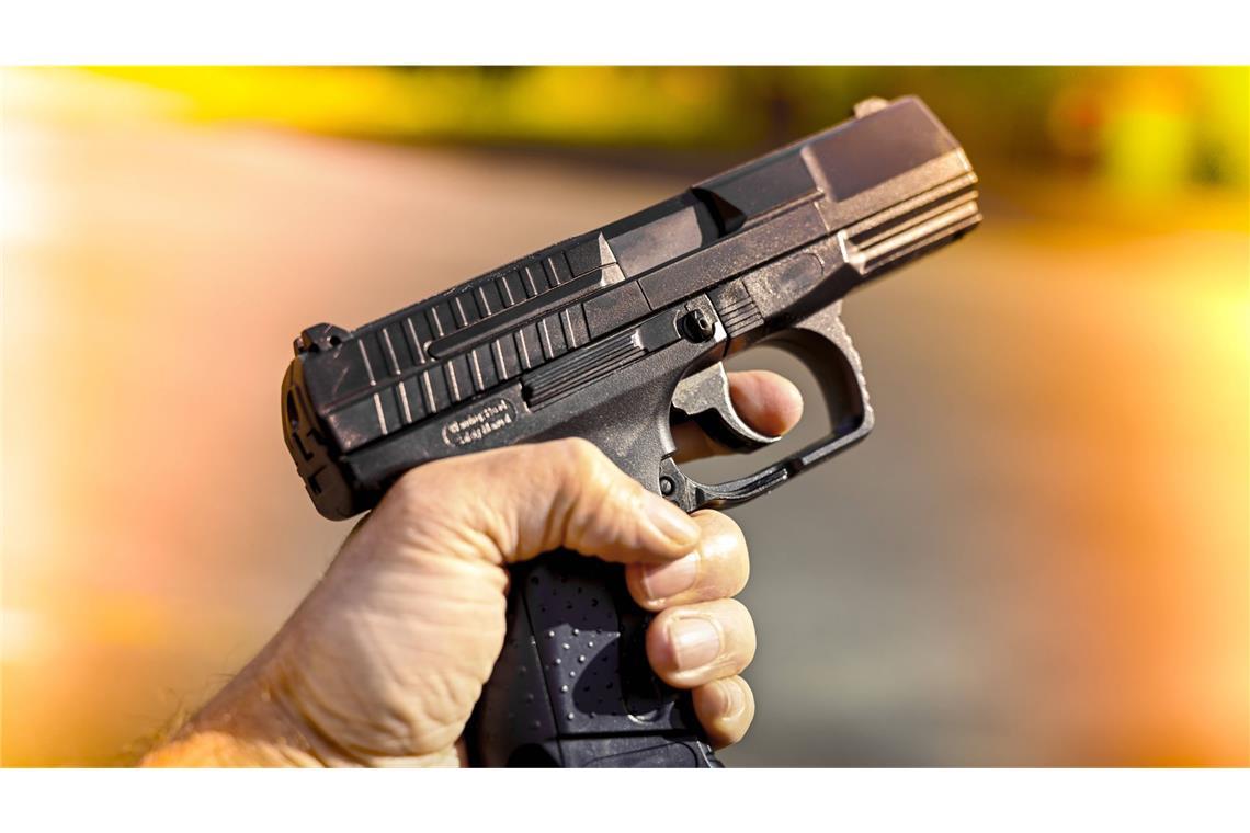Die Jugendlichen sollen den 19-Jährigen mit einer Pistole bedroht haben. (Symbolbild)