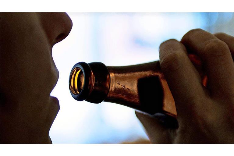 Die Jugendlichen sollen den Verstorbenen angestachelt haben „erhebliche Mengen“ harten Alkohol zu trinken. (Symbolfoto)