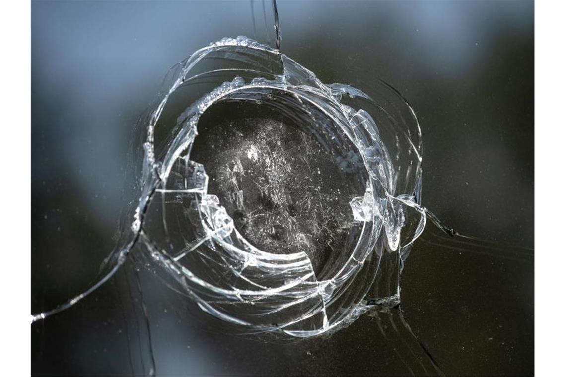 100 Jugendliche randalieren vor Polizeiwache in Starnberg Die Jugendlichen warfen Flaschen und Steine auf die Polizeidienststelle. Foto: Sina Schuldt