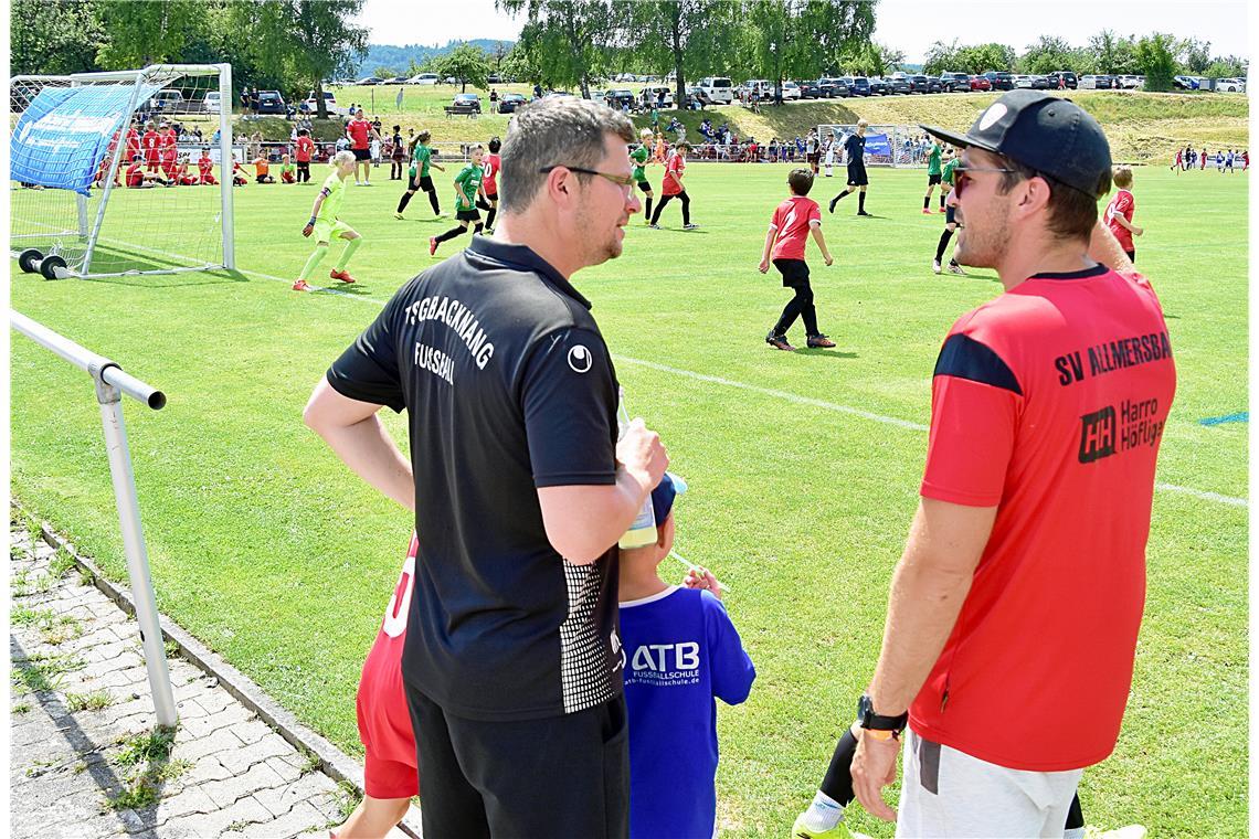 Die Jugendtrainer tauschen sich am Spielfeldrand immer wieder aus. 